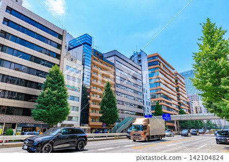 東京中央區昭和通沿線的城市景觀,靠近銀座一丁目。 東京中央區昭和通沿線的城市景觀,靠近銀座一丁目。 142104824