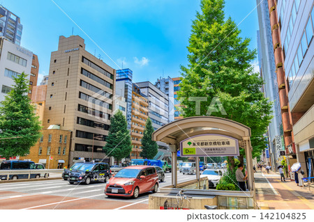 東京中央區昭和通沿線的城市景觀,靠近銀座一丁目。 東京中央區昭和通沿線的城市景觀,靠近銀座一丁目。 142104825