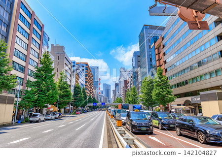 東京中央區昭和通大道新京橋路口附近的城市景觀。 東京中央區昭和通大道新京橋路口附近的城市景觀。 142104827