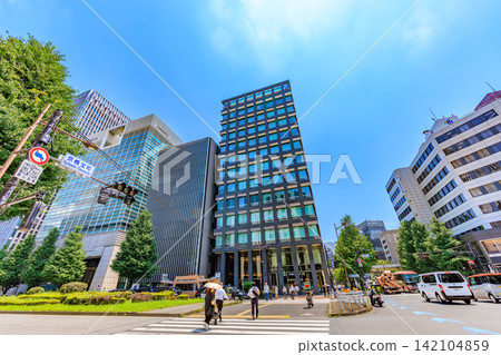 東京中央區昭和大道沿線的城市景觀，靠近京橋寶町十字路口。 142104859