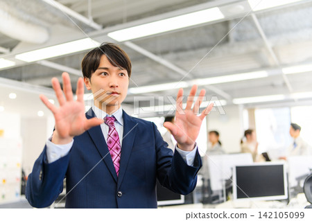 一位接觸未來科技的人 一位接觸未來科技的人 142105099