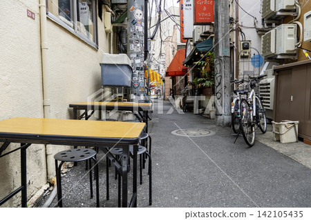 東京都杉並區高圓寺北3丁目高圓寺交心街旁的窄巷 東京都杉並區高圓寺北3丁目高圓寺交心街旁的窄巷 142105435