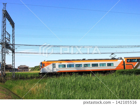 近鐵特快列車駛過世界遺產-平城宮遺址內的重建遺址。 近鐵特快列車駛過世界遺產-平城宮遺址內的重建遺址。 142105516