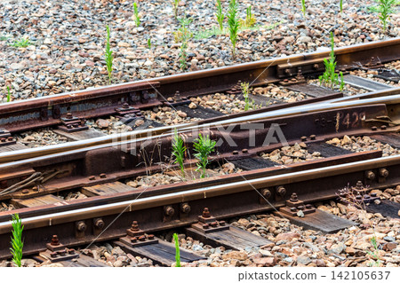 鐵路道岔(交叉口)和道砟軌道的特寫。 鐵路道岔(交叉口)和道砟軌道的特寫。 142105637