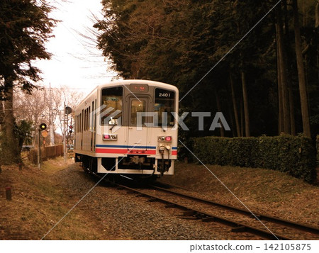 一列單節車廂的列車,運行於下館至大田鄉之間的常總線上。 一列單節車廂的列車,運行於下館至大田鄉之間的常總線上。 142105875