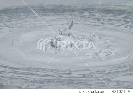 大地之藝-別府坊主地獄噴發的礦泥 大地之藝-別府坊主地獄噴發的礦泥 142107169