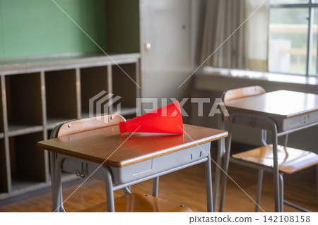 學校教室裡,桌上放著一個擴音器。 學校教室裡,桌上放著一個擴音器。 142108158