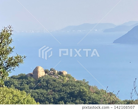 美麗的山景俯瞰著蔚藍的大海和島嶼，鬱鬱蔥蔥的自然風光以及瀨戶內海的壯麗景色。 142108507