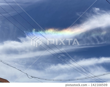 彩虹色的雲彩在藍天 彩虹色的雲彩在藍天 142108509
