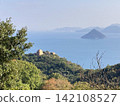 Beautiful mountain scenery overlooking the blue sea and islands, lush nature and the spectacular views of the Seto Inland Sea. 142108527