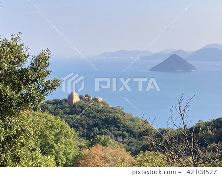 美麗的山景俯瞰著蔚藍的大海和島嶼,鬱鬱蔥蔥的自然風光以及瀨戶內海的壯麗景色。 美麗的山景俯瞰著蔚藍的大海和島嶼,鬱鬱蔥蔥的自然風光以及瀨戶內海的壯麗景色。 142108527