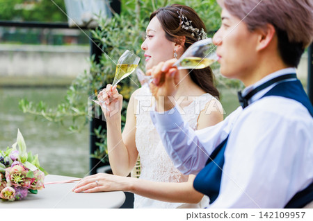 Bride and groom drinking champagne (wedding image) Bride and groom drinking champagne (wedding image) 142109957