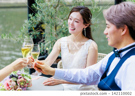 一張新郎新娘與朋友一起喝香檳的婚禮照片。 142110002