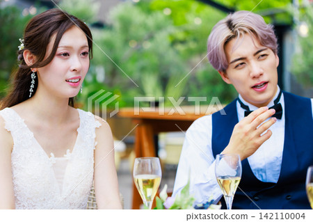 Bride and groom drinking champagne (wedding image) Bride and groom drinking champagne (wedding image) 142110004