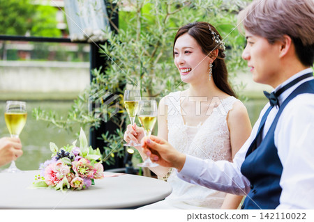 一張新郎新娘與朋友一起喝香檳的婚禮照片。 142110022