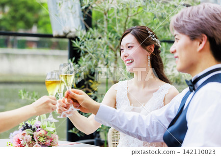 一張新郎新娘與朋友一起喝香檳的婚禮照片。 一張新郎新娘與朋友一起喝香檳的婚禮照片。 142110023