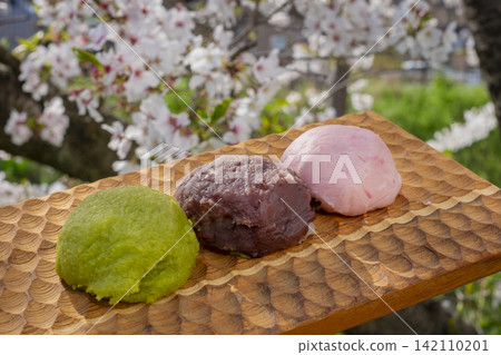 Ohagi and cherry blossoms Ohagi and cherry blossoms 142110201