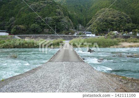 Kamiya Submersible Bridge, Shimanto Town, Kochi Prefecture Kamiya Submersible Bridge, Shimanto Town, Kochi Prefecture 142111100