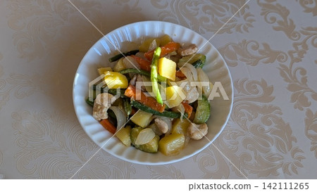 Stir-fried meat and mixed vegetables on a white plate 142111265