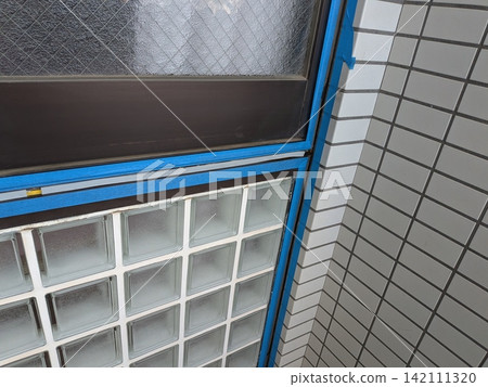 Sealing protection: Window frame protected with masking tape. 142111320