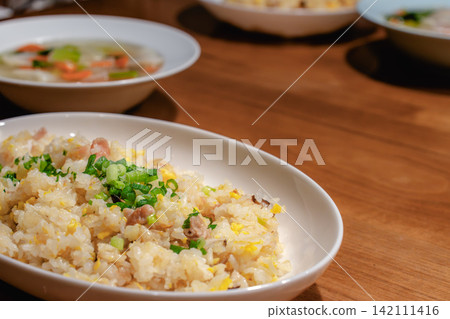 木桌上的炒飯和湯 142111416
