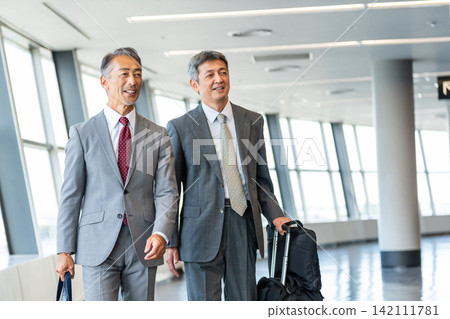 一位高級商務人士攜帶手提包 一位高級商務人士攜帶手提包 142111781