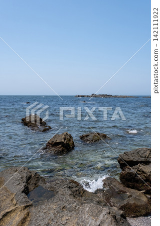 神奈川縣三浦半島城島的岩石海岸線 神奈川縣三浦半島城島的岩石海岸線 142111922