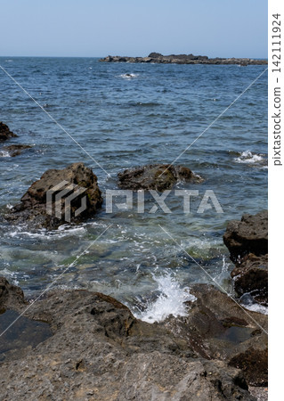 神奈川縣三浦半島城島的岩石海岸線 神奈川縣三浦半島城島的岩石海岸線 142111924