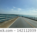 庫裡橋的道路筆直地橫跨碧綠的海。 142112039