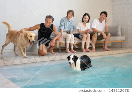 Adult family trip where you can play in the pool with your dog Adult family trip where you can play in the pool with your dog 142112078