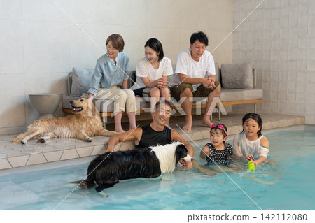 A three-generation family pool trip to enjoy with your beloved dog A three-generation family pool trip to enjoy with your beloved dog 142112080