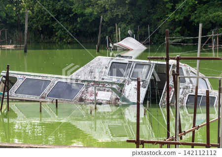 河中被遺棄和沈沒的船隻 河中被遺棄和沈沒的船隻 142112112