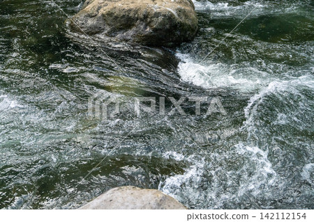 自然的水流、清澈美麗的水面和岩石 自然的水流、清澈美麗的水面和岩石 142112154
