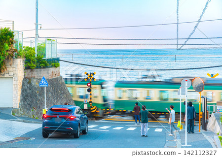Shonan coast on a summer morning, at the railroad crossing in front of Kamakura High School Station Shonan coast on a summer morning, at the railroad crossing in front of Kamakura High School Station 142112327