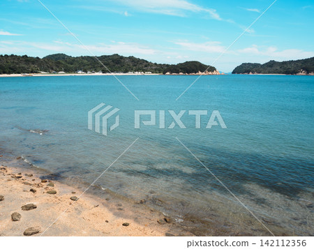 從香川縣直島拍攝的海景,展現了瀨戶內海的全景,給人一種懷舊的、類似負片的感覺。 從香川縣直島拍攝的海景,展現了瀨戶內海的全景,給人一種懷舊的、類似負片的感覺。 142112356