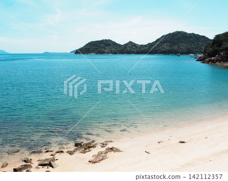 從香川縣直島拍攝的海景，展現了瀨戶內海的全景，給人一種懷舊的、類似負片的感覺。 142112357
