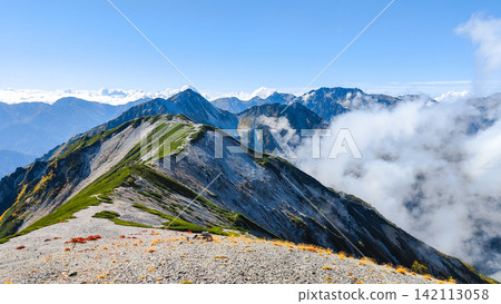 Autumn hike up Mt. Harinoki and Mt. Renge (View from the summit of Mt. Renge towards Mt. Harinoki) 142113058