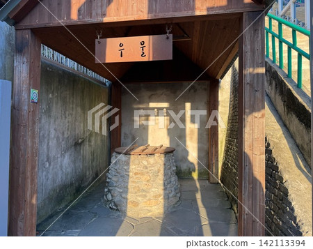 An old well quietly nestled at the bottom of a hill in Busan 142113394