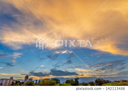 夕陽西下,雲彩鋪滿天空,構成了一幅絕美的夏日景象。 夕陽西下,雲彩鋪滿天空,構成了一幅絕美的夏日景象。 142113486