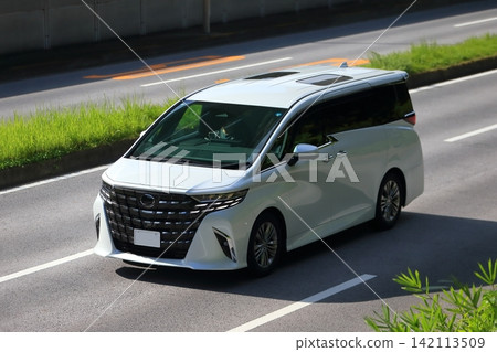 一輛白色豪華小型貨車行駛中 一輛白色豪華小型貨車行駛中 142113509