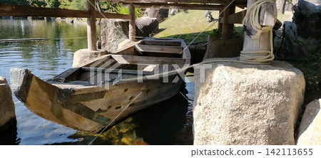 一艘木船漂浮在水面上 一艘木船漂浮在水面上 142113655