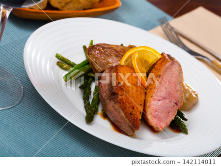 Roasted duck breast with asparagus closeup Roasted duck breast with asparagus closeup 142114011