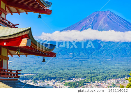富士山和新藏富士淺間神社的五重塔 - 夏日景色 富士山和新藏富士淺間神社的五重塔 - 夏日景色 142114012