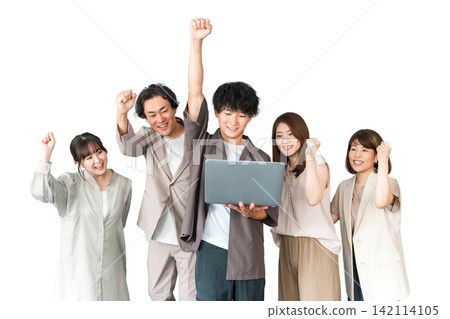Male and female businessmen vigorously posing their fists (challenge, challenge, achievement, success) Male and female businessmen vigorously posing their fists (challenge, challenge, achievement, success) 142114105