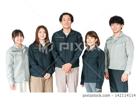 穿著工作服在工廠、建築公司等中小型企業工作的員工和工作人員（商人和女商人）。 142114114