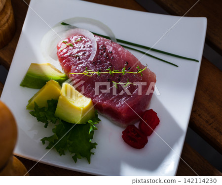 Light roasted tuna served with avocado Light roasted tuna served with avocado 142114230