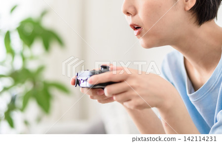特寫鏡頭:一名女子正在操作控制器 特寫鏡頭:一名女子正在操作控制器 142114231