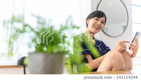 看智能手機和微笑的少婦 看智能手機和微笑的少婦 142114244