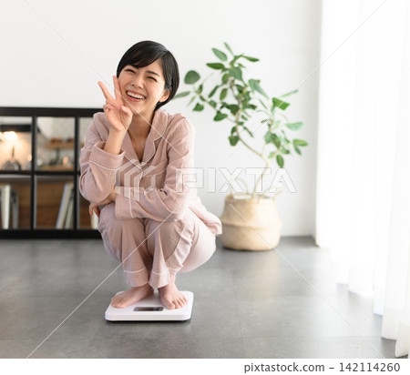 微笑在等級的婦女 微笑在等級的婦女 142114260