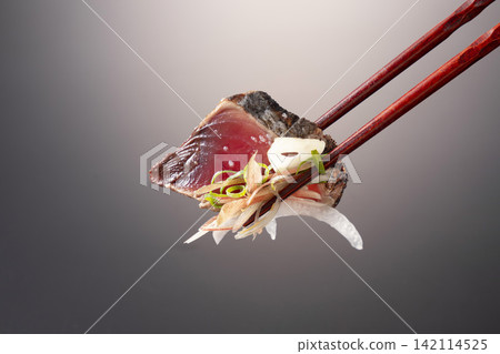 Salt-seared bonito (image of holding it with chopsticks) Salt-seared bonito (image of holding it with chopsticks) 142114525
